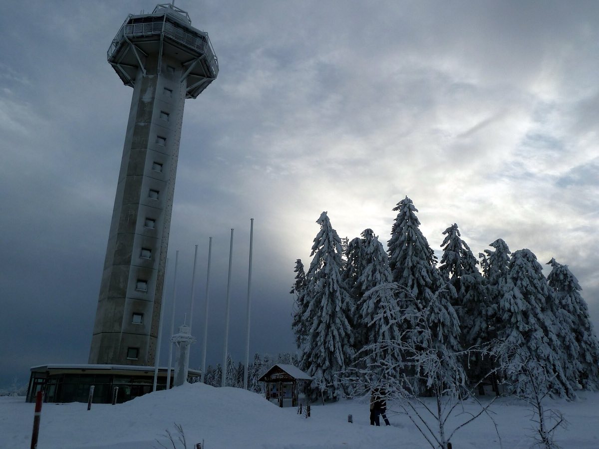 Hochheideturm am Ettelsberg bei Willingen mit schneebedeckten Fichten