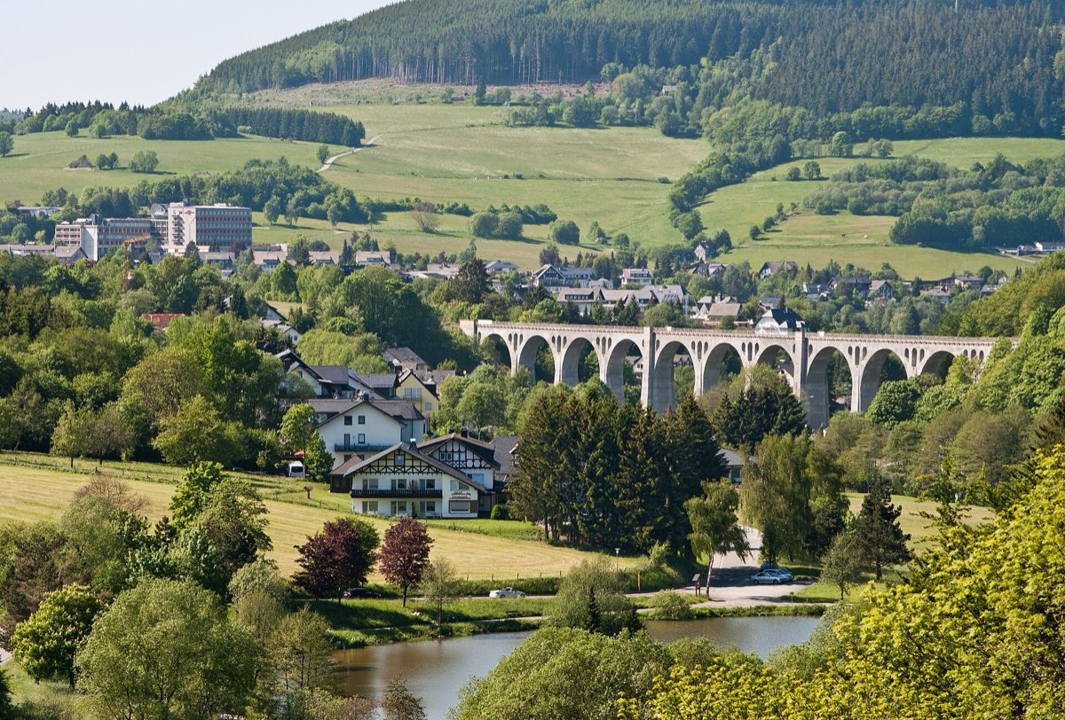 Ortsansicht von Willingen (Upland) mit dem historischen Eisenbahnviadukt