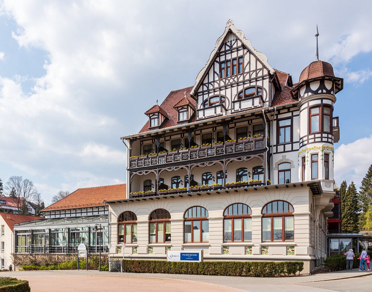 Historisches Jugendstil-Fachwerkgebäude von Göbel's Vital Hotel in Bad Sachsa im Harz