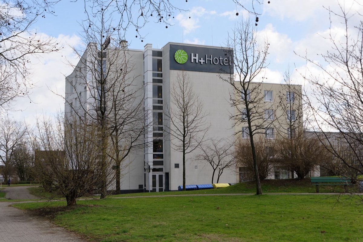 Fassade eines H+ Hotels der H-Hotels-Gruppe mit grünem H+ Logo