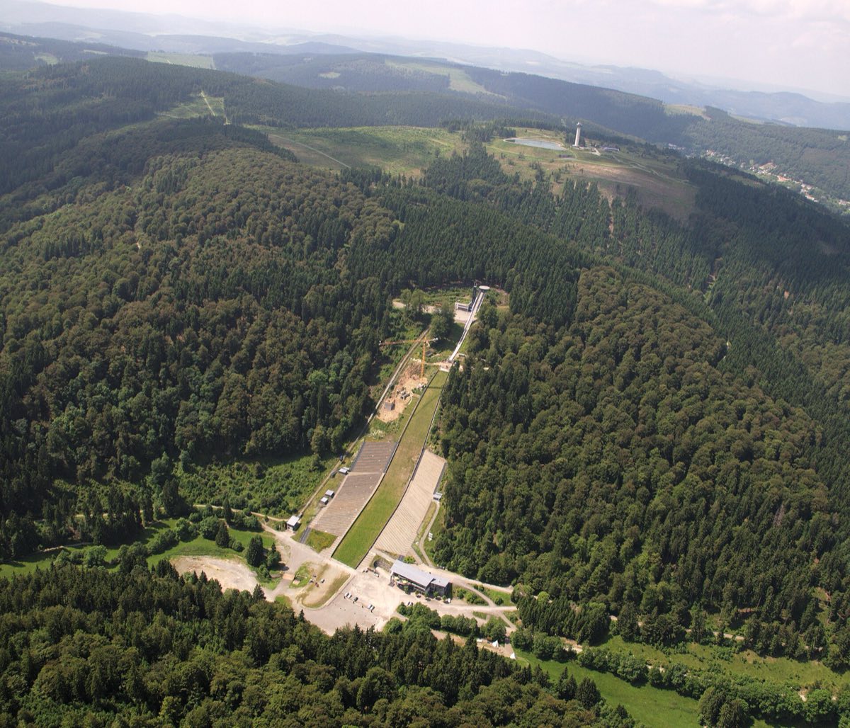 Luftaufnahme der Mühlenkopfschanze in Willingen, im Hintergrund Ettelsberg mit Hochheideturm