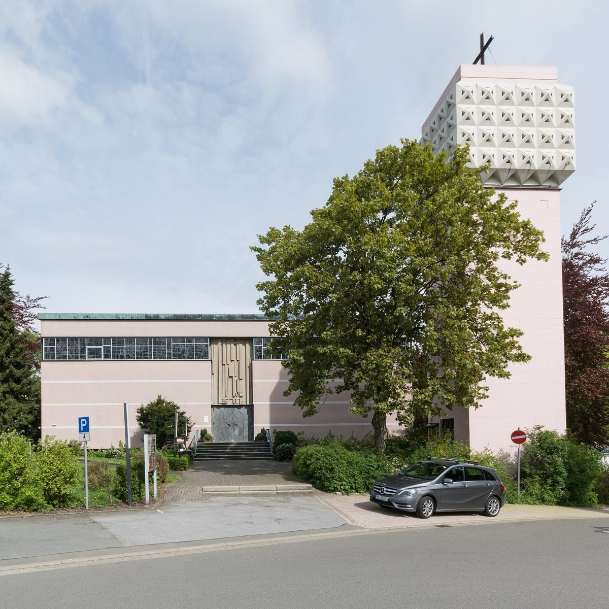 Evangelische Kirche im Ortszentrum von Willingen (Upland) mit markantem Betonturm