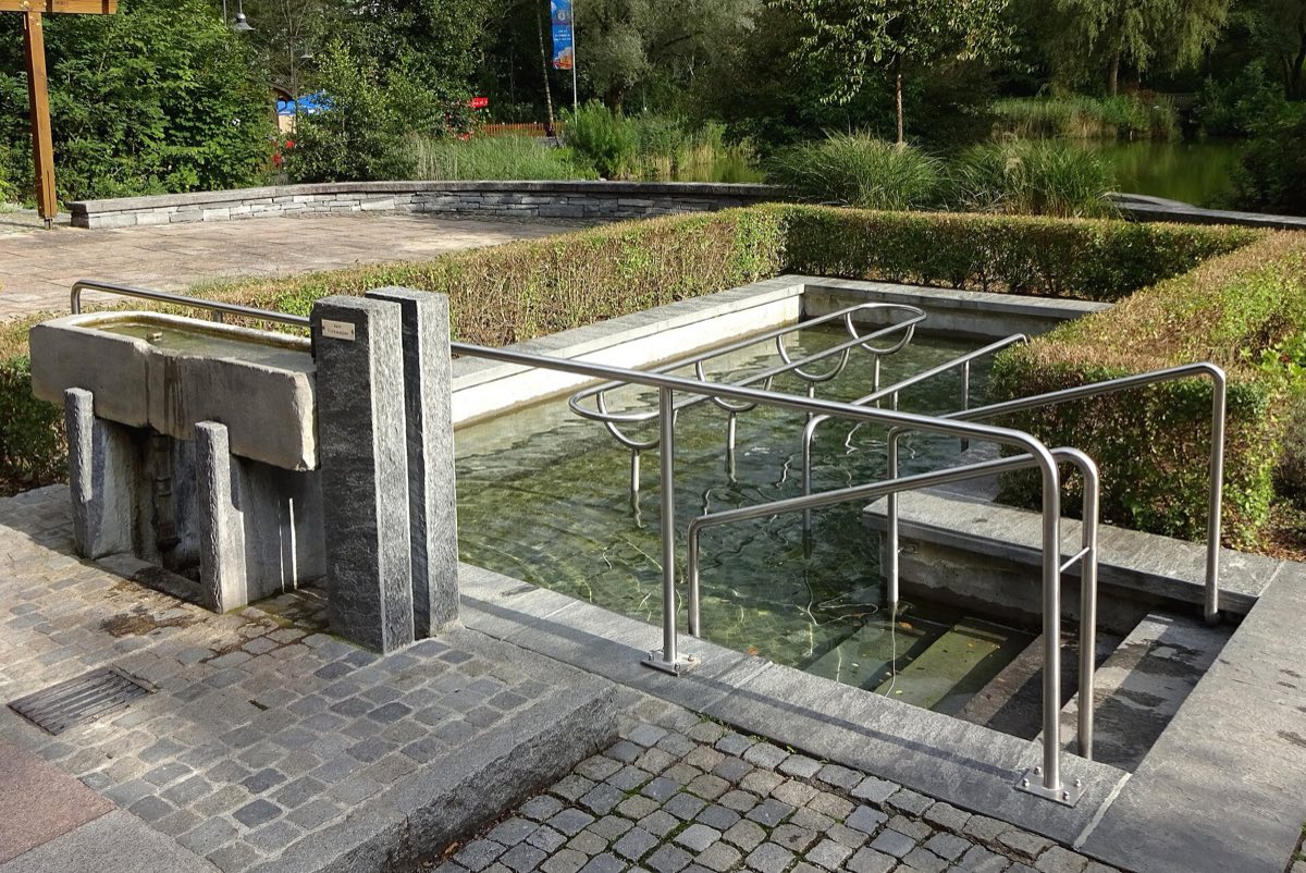 Kneipp-Tretbecken mit Edelstahlgeländer und Armbadbecken in einem Kurpark