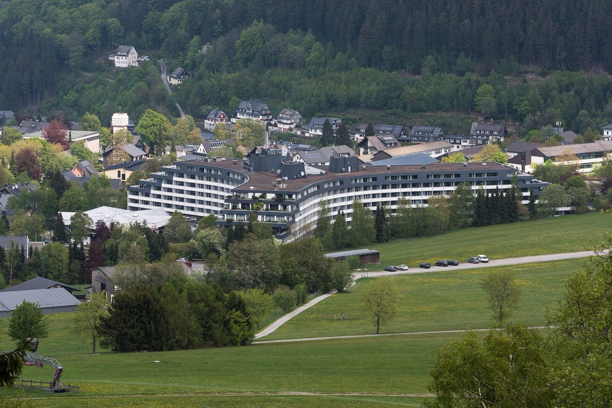 Das Sauerland Stern Hotel in Willingen (Upland) vor bewaldeten Hängen