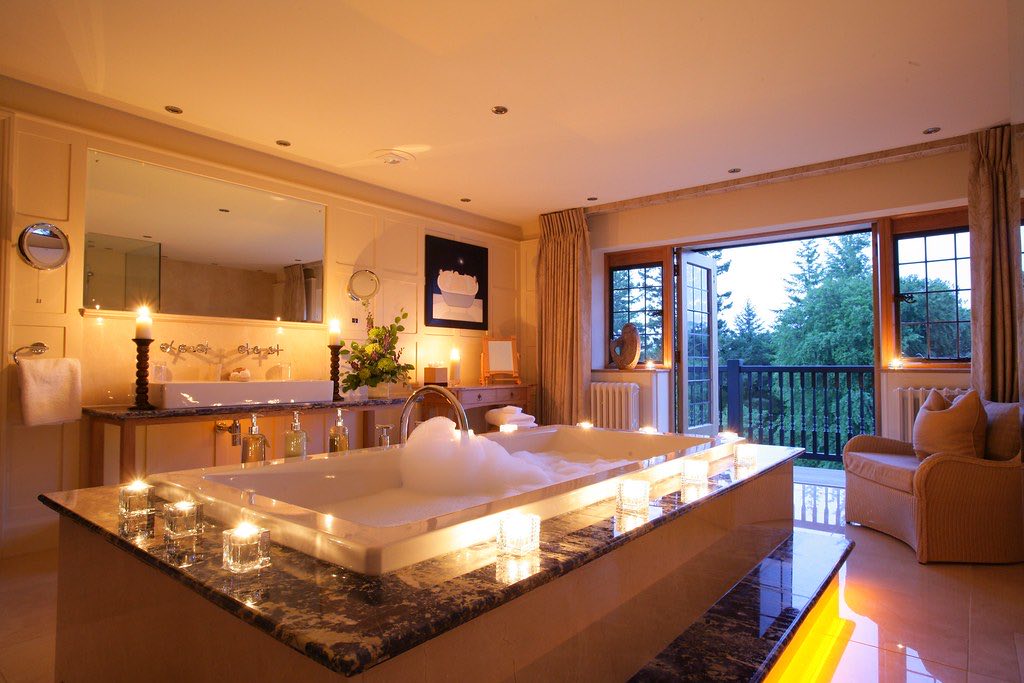 Elegante Spa-Suite mit Whirlwanne und Kerzenlicht