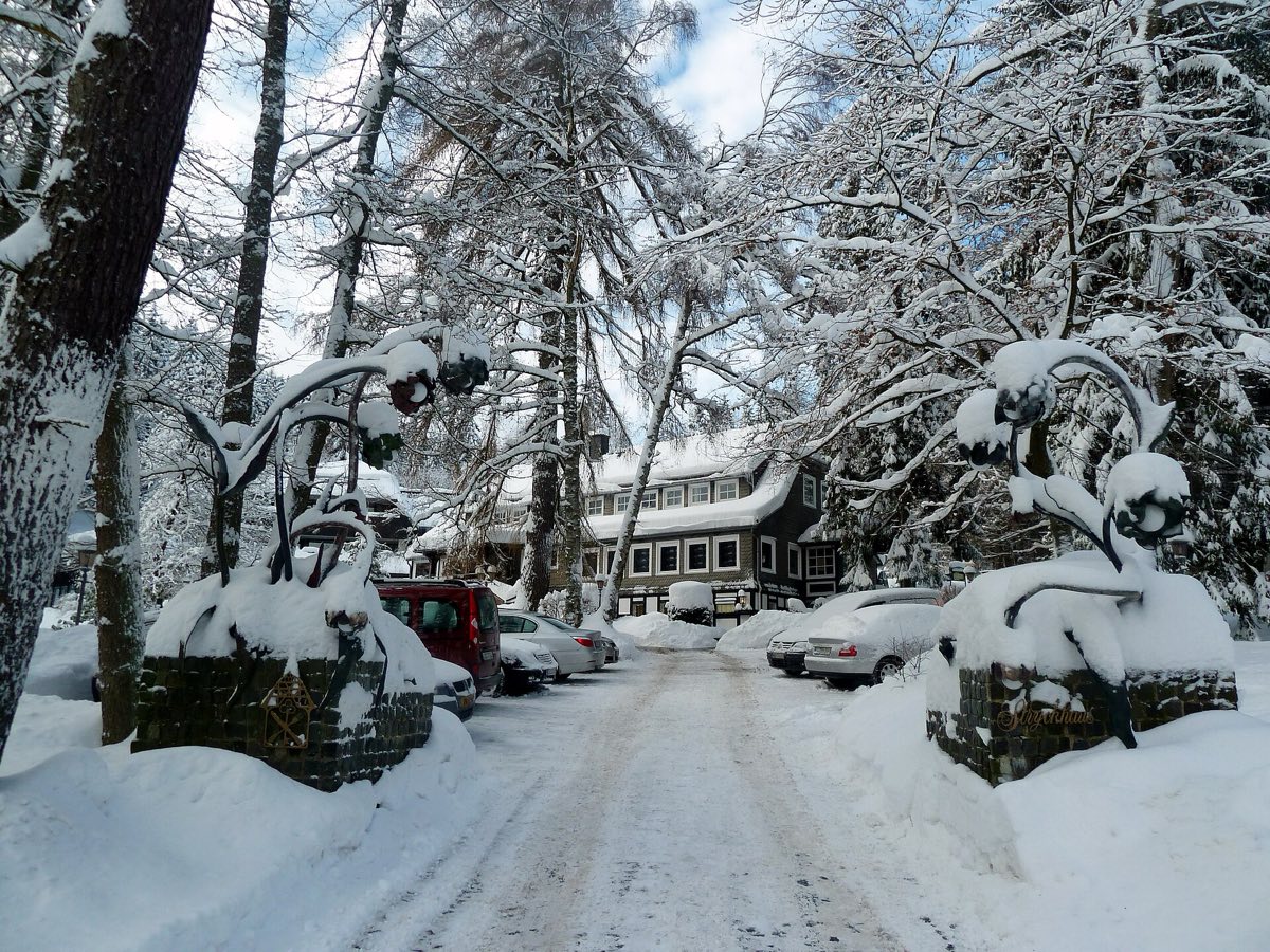 Verschneite Einfahrt zum Romantik Hotel Stryckhaus in Willingen-Stryck
