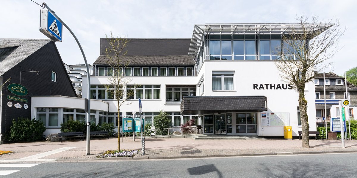 Ortszentrum von Willingen mit Rathaus und Tourist-Information